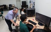 Ángel Sappa guía a profesionales del CIDIS-ESPOL en proyectos que insertan a la IA para solucionar algunos problemas en la producción y comercialización.