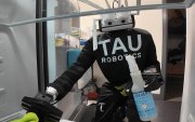 Fotografía tomada de la página oficial de Tau Robotics que muestra un robot de limpieza de una empresa.