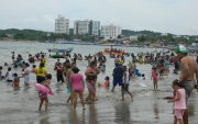 TURISTAS DISFRUTANDO EN PLAYAS |