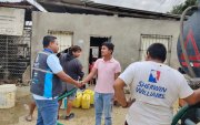 Los pobladores esperaron a los tanqueros para abastecerse del agua potable
