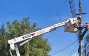 Personal de la EEQ realiza trabajos correctivos para restablecer el servicio eléctrico en el norte de la ciudad.