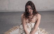 HAKHU regresa al NYFW tras su debut histórico en 2023, cuando se convirtió en la primera marca amazónica ecuatoriana en pisar ese escenario.