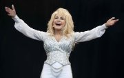GLASTONBURY (United Kingdom), 25/08/2026.- (FILE) - US singer Dolly Parton performs at the Pyramid Stage of the Glastonbury Festival of Contemporary Performing Arts 2014 at Worthy Farm, near Pilton, Somerset, Britain, 29 June 2014 (reissued 25 August 2026). US country music legend Dolly Parton died at the age of 80, her family announced on social media on 25 August 2026. (Reino Unido) EFE/EPA/WILL OLIVER