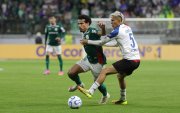 Lucas Evangelista (i) de Palmeiras disputa el balón con Sebastián González de Liga de Quito, en el duelo de Copa Libertadores.