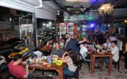 Personas comiendo y escuchando música en vivo en El Cangrejón D’Xavier, en Guayaquil.
