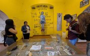 La muestra, ubicada en el patio La Picota del CCM,  está dividida en cuatro etapas: Gráfica necia, Escenas batracias, Momentos chéveres y Desde Sangolquí con amor.