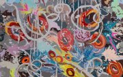 Animales, flores y otras formas orgánicas se cruzan con referencias provenientes del cómic y con composiciones abstractas en la obra de la artista.