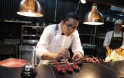 Juan Sebastián Gallardo prepara uno de los bocados del Kitchen Theater, el espacio donde los procesos de experimentación de Zero Lab ocurren frente a los comensales.