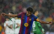 El delantero del Barcelona Lamine Yamal celebra tras marcar el 7-2, al Racing de Santander.