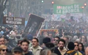 La protesta convocada en Buenos Aires también se replicó en otras 60 ciudades de Argentina.