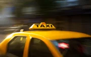 El vehículo en el que se movilizaba el taxista sufrió daños durante el siniestro registrado en La Floresta.