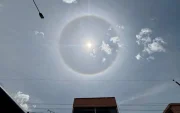 El halo solar visto desde el estadio del Aucas, este 24 de septiembre de 2026.