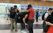 El aeropuerto se convierte en un punto de partida para quienes contemplan dejar Guayaquil en busca de nuevas oportunidades.