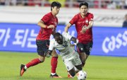 John Yeboah de Ecuador (C) cae ante la marca de Kim Bong-soo (d) y Kim Tae-hyeon de Corea del Sur el jueves pasado.