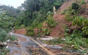 Las fuertes lluvias provocaron un deslizamiento de tierra que colapsó una vía en la zona rural de Quinindé.