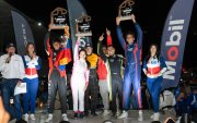 Los Ron (c), durante la premiación realizada en el Autódromo Internacional José Tobar Tobar.