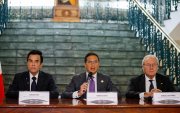 El canciller de Ecuador Roberto Kury (c) habla luego de que Ecuador entregará a Perú la presidencia pro tempore de la CAN para el periodo 2026-2027.