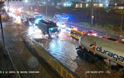 La lluvia registrada la tarde y noche del viernes 2 de octubre dejó calles anegadas y acumulación de agua en al menos 12 puntos de Guayaquil.