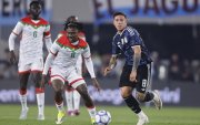Enzo Fernández (d) de Argentina disputa el balón con Alain Kanté de Burkina Faso.