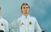 Nicolás Paz, zurdo y de buen manejo de balón, es señalado como una de las opciones para asumir el enorme desafío del 10 argentino.