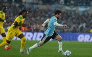 Lionel Messi de Argentina controla el balón en un partido Amistoso Internacional entre Argentina y Benín en el estadio Monumental, en Buenos Aires (Argentina).