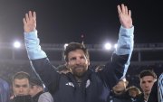 Lionel Messi de Argentina se despide de aficionados al final de un partido ante Benín en el estadio Monumental, en Buenos Aires (Argentina).