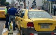 Taxi es trasladado a un centro de retención tras video viral en Guayaquil.