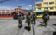 Militares de la Brigada Galápagos recorren el centro de la Comuna de Lumbisí.
