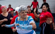 Adultos mayores participaron con presentaciones de danza y folclore durante el Festival Guayaco Octubrino en el CAMI Guasmo.