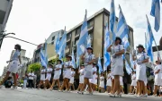 Bandas musicales, bastoneras y delegaciones estudiantiles de distintas ciudades del país protagonizaron la jornada, acompañadas por familias y visitantes.