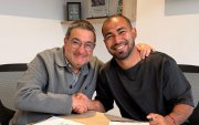 Juniors Sornoza y el directivo Santiago Morales de IDV.