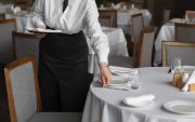 El comercio y los restaurantes suelen aumentar sus contrataciones durante la temporada de fin de año.