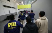 AME4895. SANTIAGO (CHILE), 10/10/2026.- Fotografía cedida por la Policía de Investigaciones de Chile (PDI), que muestra la expulsión de personas extranjeras este sábado, en el aeropuerto internacional Arturo Merino Benítez en Santiago (Chile). El Gobierno del presidente chileno, José Antonio Kast, informó que 1.874 extranjeros han sido expulsados del país este año, tras la salida este sábado de un vuelo con 56 deportados hacia Bolivia, Ecuador y Colombia, el décimo desde el inicio de la Administración en marzo pasado. EFE/ Policía de Investigaciones de Chile (PDI) /SOLO USO EDITORIAL/ NO VENTAS/ SOLO DISPONIBLE PARA ILUSTRAR LA NOTICIA QUE ACOMPAÑA (CRÉDITO OBLIGATORIO)