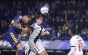 Lautaro Di Lollo (i) de Boca Juniors disputa el balón con Santiago Sosa (c) de Vasco da Gama.