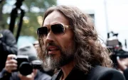 Brand, de 51 años, enfrenta tres cargos de violación, tres de agresión sexual y uno de agresión indecente.
