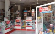 La falta de energía dejó a oscuras una farmacia del centro de Esmeraldas, donde la ausencia de clientes reflejaba las dificultades para atender durante el apagón.