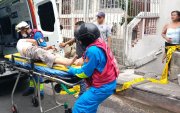 Un adulto mayor quedó atrapado sobre una reja metálica después de perder el equilibrio mientras podaba árboles en el cerro del Carmen, en Guayaquil.