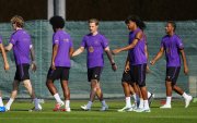 Frenkie de Jong (c) durante el entrenamiento en la ciudad deportiva Joan Gamper.