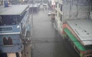 Varias zonas de la ciudad permanecen en este momento bajo el agua. Frente a ello se ha dispuesto la suspensión de clases en zonas inundadas o de difícil acceso.