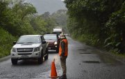 El pasado domingo dos buses de transporte interprovinciales y uno de gaseosa fueron arrastrados por el alud en esta vía principal para el comercio entre la costa y sierra.