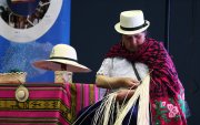 Una artesana trabaja en la elaboración de un sombrero de paja toquilla en Quito, en una fotografía de archivo.