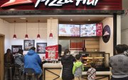 Restaurante.- Un grupo de personas en un local de Pizza Hut.