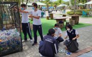 Los alumnos del Liceo Panamericano recogen y reciclan botellas de plástico.