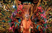 Takeya Fletcher Marshall interpreta a "Espíritu del Carnaval", un tributo al fallecido artesano y pionero de la industria de carnavales, Roland St. George, durante la semifinal de la competencia para la elección de la Reina del Carnaval de Trinidad y Tobago