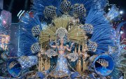 La joven Adriana Peña se ha proclamado esta noche Reina del Carnaval de Santa Cruz de Tenerife 2023, con la fantasía Lisboa del diseñador Santi Castro.