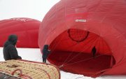 Un participante prepara un globo aerostático durante el festival de globos aerostáticos "Festival of Hearts" en Dmitrov, a unos 70 km al norte de Moscú, Rusia, el 17 de febrero de 2023.