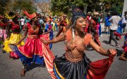 Haití intenta olvidar por unos días la crisis y la violencia y se ha echado a las calles para bailar a ritmo de carnaval, unas fiestas que este martes llegan a su fin en Puerto Príncipe.