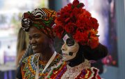 .- Visitantes se toman fotografías con una catrina hoy en el pabellón de México durante la 42 edición de la Vitrina Turística de la Asociación Colombiana de Agencias de Viajes y Turismo (Anato), en Bogotá (Colombia).