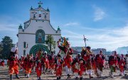 Los tzotziles y los tzeltales conciben al mundo como un todo y lo llaman cielo-tierra (vinajel-balamil). Toda vida se desarrolla en la superficie del cielo y la tierra, mientras que la vida extraordinaria, como la de los sueños, existe en el "otro cielo-tierra". Sólo los curanderos pueden verlo.