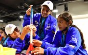 Fotografía cedida por la organización She Is, en donde muestra a unas niñas participando del programa "Ella es Astronauta".